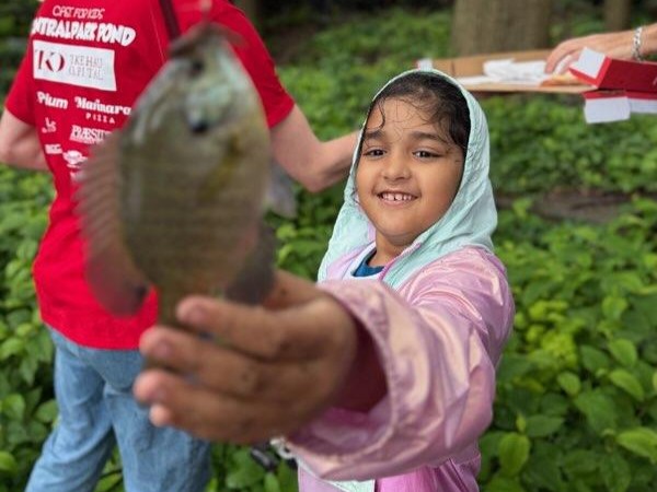 25CentralParkPond1 Young girl at central park pond