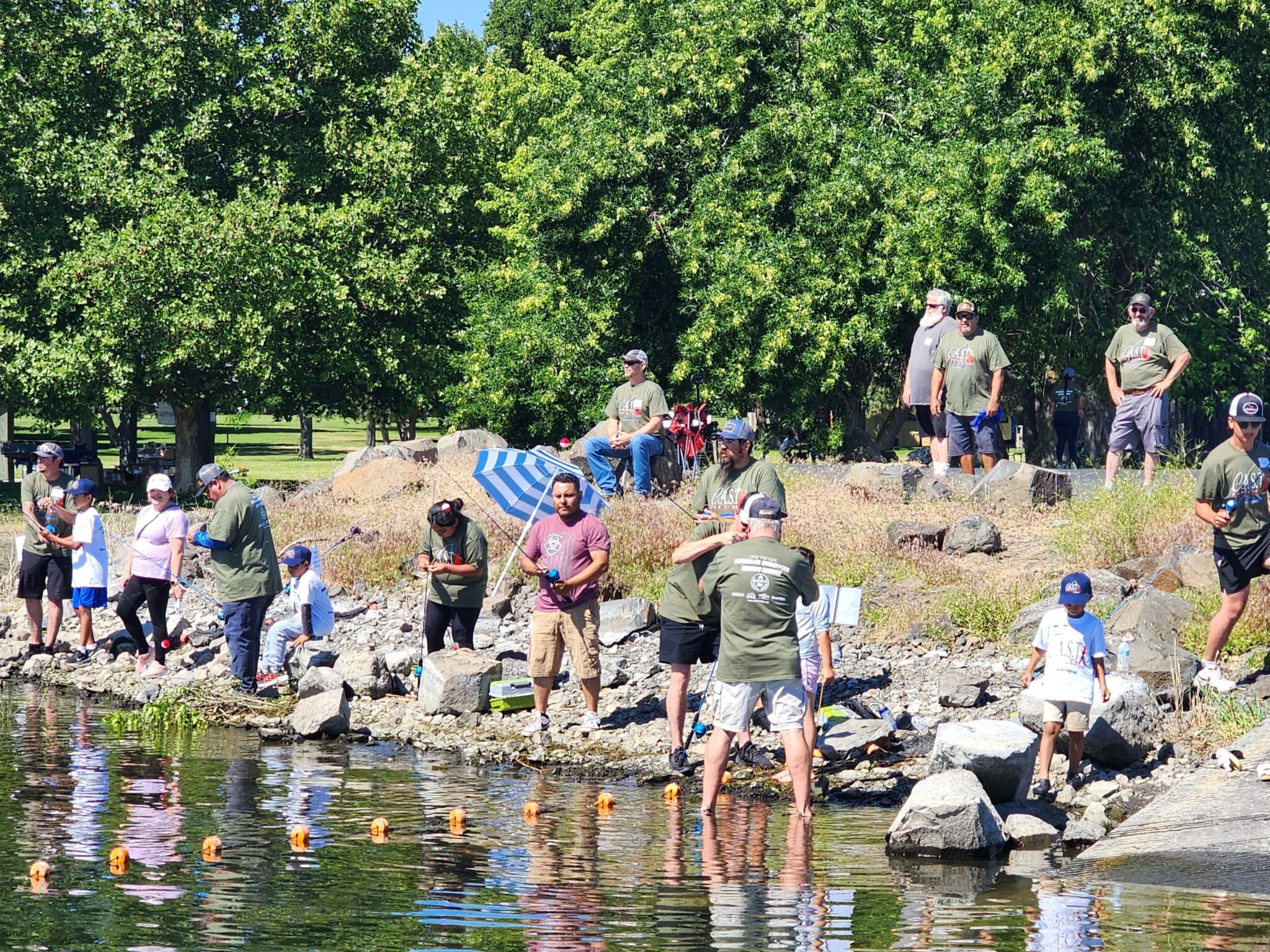 25PotholesReservoir2 participants on shoreline at potholes reservoir