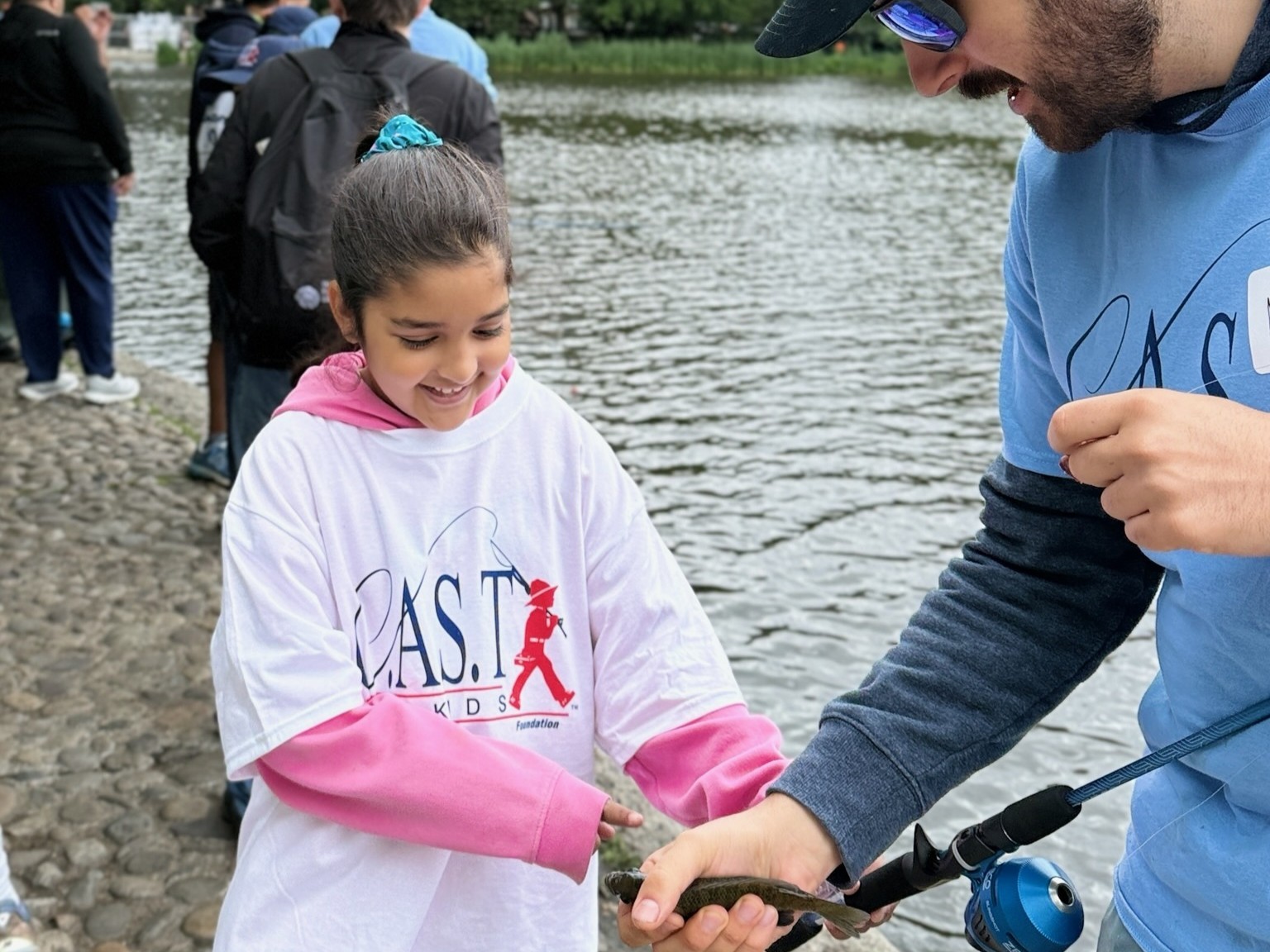 25HarlemMeer2 young girl showing fish at harlem meer