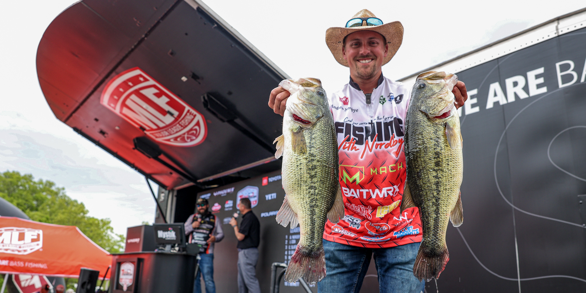 23-TWI-4-D1-Weigh-in-MattB-nordbye2x1-1 andrew nordbye holding 2 fish